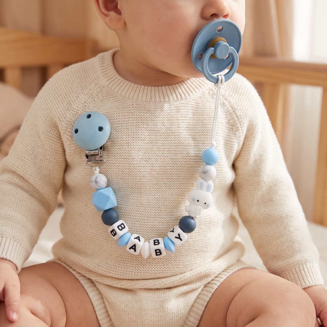 Baby Product - カスタムベビーおしゃぶりクリップ、名前入りブルーバニー、シリコン製歯固めチェーン、BPAフリー、おしゃぶりホルダー、幼児用噛み玩具